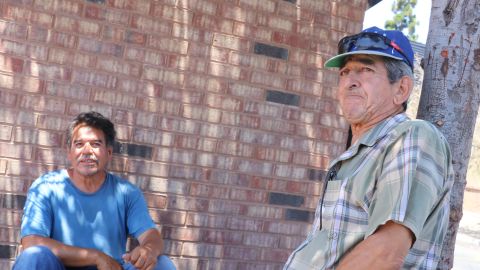 Jorge Constantino y José Cortez, dos jornaleros de Anaheim, a la espera de obtener un trabajo frente a la tienda Home Depot de Anaheim.