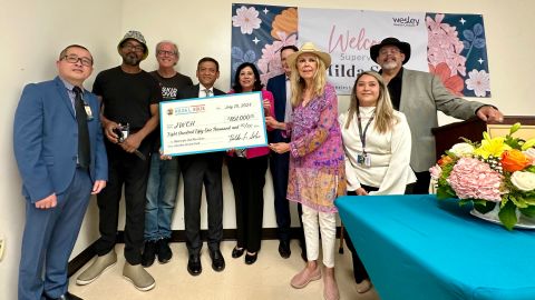 La supervisora Hilda Solís entregó de manera simbólica un cheque a la Center for Community Health.