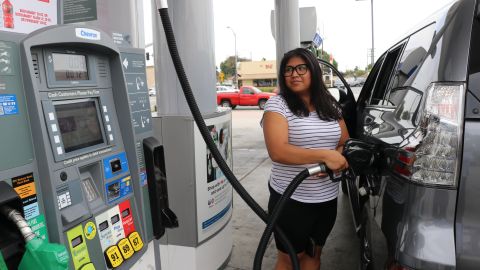 Josefina Noriega lamenta el alza de precios de la gasolina.