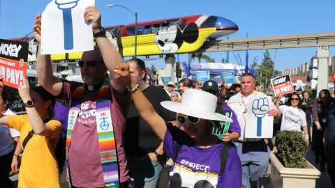 Unos mil trabajadores protestan afuera de las instalaciones de Disneyland en Anaheim.