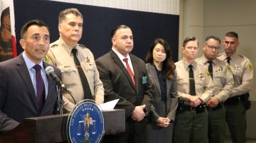 Autoridades locales, del condado y federales dieron a conocer las sentencias a tres pandilleros que participaron en el robo y asesinato del agente del LAPD, Fernando Uriel Arroyos.