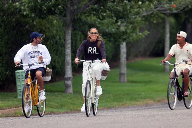 Jennifer Lopez en los hampton con su anillo de matrimonio