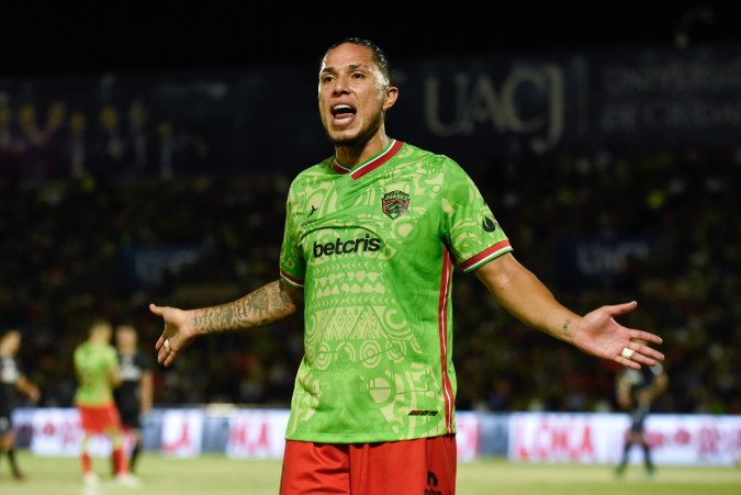 Ciudad Juárez, Chihuahua, 2 de septiembre de 2022. Carlos Salcedo en reclamo, durante el partido de la jornada 12 del Torneo Apertura 2022 de la Liga BBVA MX, entre los Bravos de FC Juárez y la Máquina Celeste del Cruz Azul, celebrado en el estadio Olímpico Benito Juárez. Foto: Imago7/ José Zamora