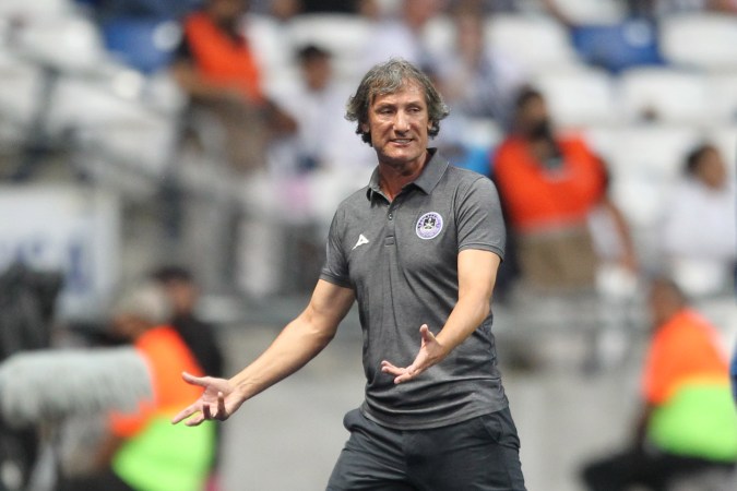 Monterrey, Nuevo León, 3 de septiembre de 2022. Gabriel Caballero director técnico, durante el partido de la jornada 12 del Torneo Apertura 2022 de la Liga BBVA MX, entre los Rayados de Monterrey y el Mazatlán FC, celebrado en el estadio BBVA. Foto: Imago7/ Jorge Mendoza