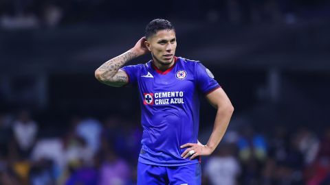 Ciudad de México, 2 de septiembre de 2023. Carlos Salcedo en lamento, durante el partido de la jornada 7 del torneo Apertura 2023 de la Liga BBVA MX, entre la Máquina Celeste del Cruz Azul y las Águilas del América, celebrado en el Estadio Azteca. Foto: Imago7/ Eloisa Sánchez