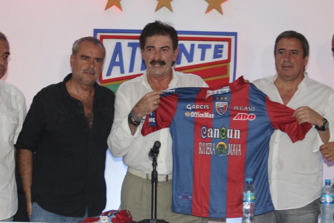 CANCUN QUINTANA ROO 28 MAYO 2012. Presentacion de Ricardo Antonio La Volpe como director técnico del equipo Atlante. Estadio Andres Quintana roo