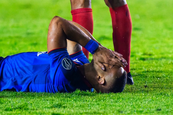 Ciudad de México, 29 de junio de 2024. Giorgos Giakoumakis resultó lesionado, durante un partido amistoso internacional por la Copa Fundadores 2024, entre la Máquina Celeste del Cruz Azul y el América de Cali, celebrado en el estadio Ciudad de los Deportes. Foto: Imago7/Diego Padilla