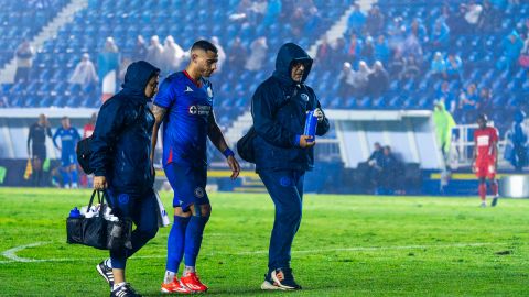 Ciudad de México, 29 de junio de 2024. Giorgos Giakoumakis resultó lesionado, durante un partido amistoso internacional por la Copa Fundadores 2024, entre la Máquina Celeste del Cruz Azul y el América de Cali, celebrado en el estadio Ciudad de los Deportes. Foto: Imago7/Diego Padilla