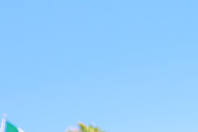 André Jardiné, director técnico del Club América, en festejo con su medalla de campeón después del partido por la Supercopa 2024 de la Liga MX ante los Tigres de la UANL, celebrado en el Dignity Health Sports Park de California.