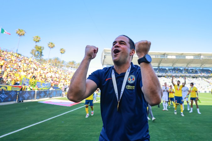André Jardiné, director técnico del Club América, en festejo con su medalla de campeón después del partido por la Supercopa 2024 de la Liga MX ante los Tigres de la UANL, celebrado en el Dignity Health Sports Park de California.