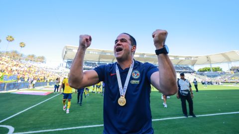 Carson, California, Estados Unidos, 30 de junio de 2024. André Jardiné, director técnico en festejo con su medalla de campeón, durante el partido por la Supercopa 2024 de la Liga BBVA MX, entre las Águilas del América y los Tigres de la UANL, celebrado en el Dignity Health Sports Park. Foto: Imago7/ Eloisa Sánchez