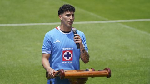 Ciudad de México, 5 de julio de 2024. Jorge Sánchez, durante su presentación como nuevo refuerzo de la Máquina Celeste del Cruz Azul para el torneo Apertura 2024 de la Liga BBVA MX, celebrada en La Noria. Foto: Imago7/ Rafael Vadillo