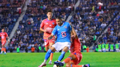 Ciudad de México a 6 de de Julio de 2024. Uriel Antuna y Luis Sánchez, durante el partido correspondiente a la jornada 1 del torneo Apertura 2024 de la Liga BBVA MX, entre la Máquina Celeste del Cruz Azul y los Cañoneros de Mazatlán FC, realizado en el estadio Ciudad de los Deportes. Foto: Imago7/ Manlio Contreras