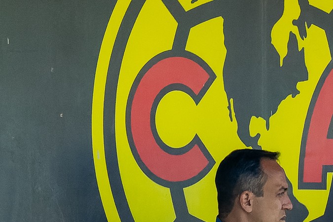 Santiago Baños y André Jardiné, presidente y director técnico de las Águilas del América conversando antes de un partido del cuadro azulcrema en este torneo Apertura 2024 de la Liga MX.