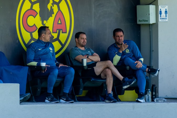Santiago Baños y André Jardiné, presidente y director técnico de las Águilas del América conversando antes de un partido del cuadro azulcrema en este torneo Apertura 2024 de la Liga MX.
