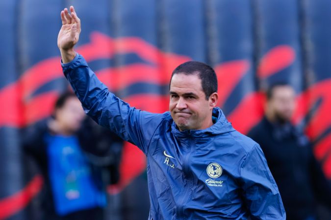 André Jardiné, director técnico del Club América, durante el partido correspondiente a la jornada 2 del torneo Apertura 2024 de la Liga MX entre las Águilas del América y los Gallos Blancos de Querétaro celebrado en el Estadio Ciudad de los Deportes. 