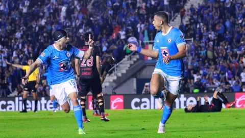Jugadores de Cruz Azul celebran un gol en su partido contra Xolos de la jornada 3.