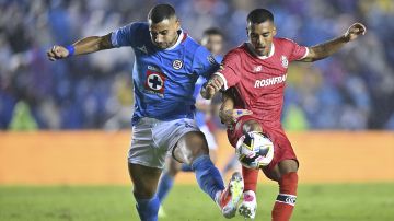 Ciudad de México a 20 de Julio de 2024. Giorgos Giakoumakis y Brian García durante el partido correspondiente a la jornada 4 del torneo Apertura 2024 de la Liga BBVA MX, entre la Máquina Celeste del Cruz Azul y los Diablos Rojos del Toluca FC, realizado en el estadio Ciudad de los Deportes. Foto: Imago7/ Etzel Espinosa