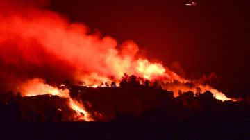 Chico (United States), 25/07/2024.- A handout photo made available by the Chico Enterprise-Record shows the Park Fire burning on 24 July 2024 in Chico, California, USA, (Issued on 25 July 2024). A 42-year-old man from Chico is under arrest and in Butte County Jail. The Butte County District Attorney, Mike Ramsey said the man'Äôs identity will be revealed later. According to the press release by Butte County District Attorney Mike Ramsey, the unknown male was seen pushing a car that was on fire into a gully, going down an embankment approximately 60 feet and burned completely, spreading flames that caused the Park Fire. Flames spreading from the car caused the blaze that surpassed 45,000 acres overnight. (incendio forestal) EFE/EPA/DAN REIDEL / HANDOUT FOR EDITORIAL USE ONLY: MANDATORY CREDIT - DAN REIDEL / CHICO ENTERPRISE-RECORDHANDOUT EDITORIAL USE ONLY/NO SALES
