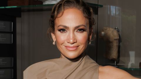 Jennifer Lopez luce una pulsera con las iniciales de Ben Affleck