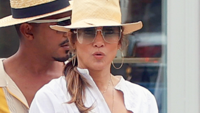 J.Lo es vista en Los Hamptons con su manager, Benny Medina