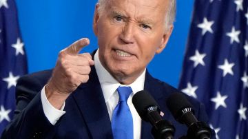 La aprobación del trabajo de Biden sigue en descenso, según encuesta de Gallup.