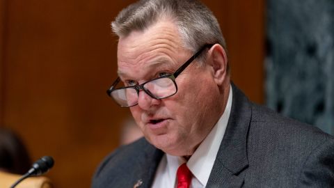 El senador demócrata de Montana Jon Tester también pidió a Biden que se retire de las elecciones.