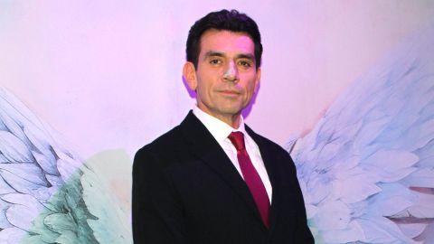 Jorge Salinas defiende Elizabeth Álvarez