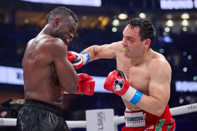 Julio César Chávez Jr. vs. Uriah Hall