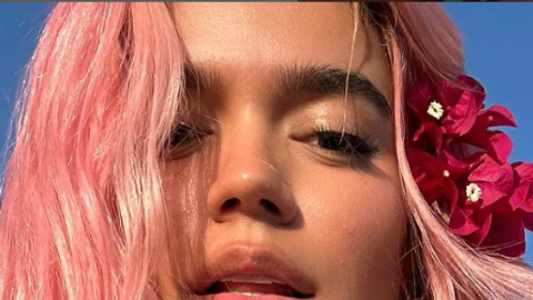 Karol G y Feid se besan en la final de la Copa América - La Opinión