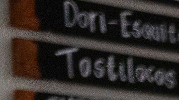 Alfonso Ruiz atende a un cliente en La Garrafa MX en la ciudad de Montebello.