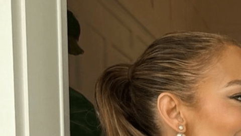 Jennifer Lopez posa junto a su hijo Max, durante unas vacaciones en Los Hampton