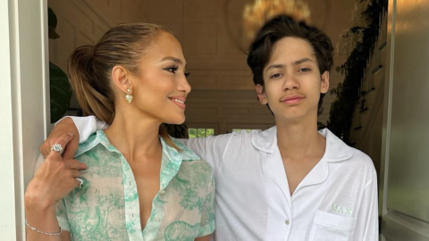 Jennifer Lopez posa junto a su hijo Max, durante unas vacaciones en Los Hampton