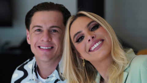 Lele Pons y Guaynaa sonrien a la camara