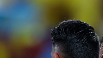 Izquierda: El colombiano Luis Díaz (derecha) y su compañero de equipo James Rodríguez (centro) celebran la victoria de su equipo por 1-0 sobre Uruguay al final de un partido de semifinales de la Copa América en Charlotte, Carolina del Norte, el miércoles 10 de julio de 2024. Derecha: El mediapunta colombiano James Rodríguez celebra la victoria 1-0 ante Uruguay en la semifinal de la Copa América, el miércoles 10 de julio de 2024, en Charlotte.