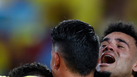Izquierda: El colombiano Luis Díaz (derecha) y su compañero de equipo James Rodríguez (centro) celebran la victoria de su equipo por 1-0 sobre Uruguay al final de un partido de semifinales de la Copa América en Charlotte, Carolina del Norte, el miércoles 10 de julio de 2024. Derecha: El mediapunta colombiano James Rodríguez celebra la victoria 1-0 ante Uruguay en la semifinal de la Copa América, el miércoles 10 de julio de 2024, en Charlotte.