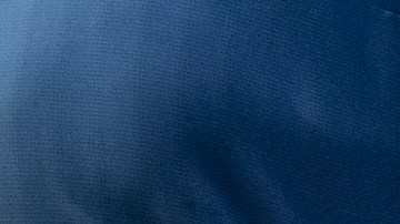 Familias hacen fila afuera del banco de alimentos de MEND en Pacoima.