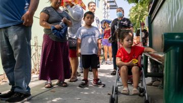 Familias hacen fila afuera del banco de alimentos de MEND en Pacoima.