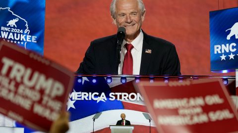 El exasesor de Trump, Peter Navarro, liberado de prisión y advierte: "No han acabado conmigo"