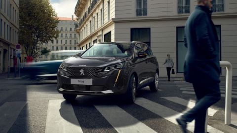 Peugeot 5008 2024, llega la electrificación total