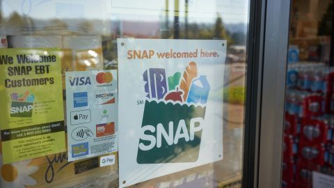 Quiénes recibirán cupones de SNAP de hasta $1,937 en agosto