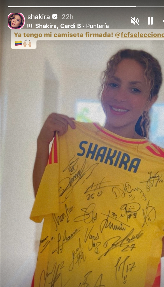 Shakira sube una foto a sus historias de Instagram en la que sostiene la camiseta de la Selección Colombia firmada por los miembros del equipo.