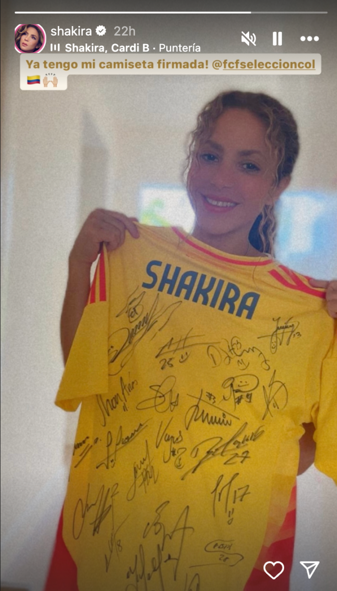Shakira sube una foto a sus historias de Instagram en la que sostiene la camiseta de la Selección Colombia firmada por los miembros del equipo.