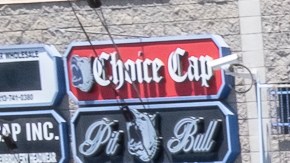 Una vista del área donde dos carros quedaron en llamas después de que un grupo de jóvenes bloqueara una calle en Los Ángeles.