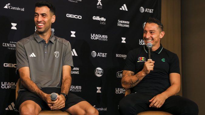 Sergio Busquets (izq.), estrella del Inter Miami, y Andrés Guardado, del Club León, durante el lanzamiento de la Leagues Cup 2024 en una conferencia realizada en Columbus, Ohio.