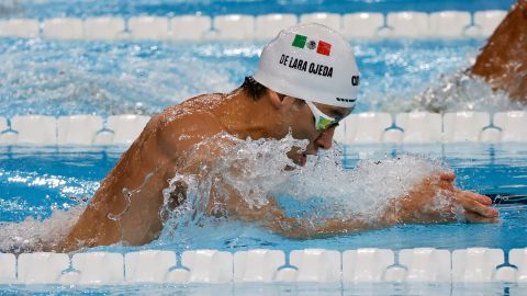 El mexicano Miguel Alejandro de Lara compitiendo en la segunda serie de los 100 metros pecho masculino en los Juegos Olímpicos París 2024.
