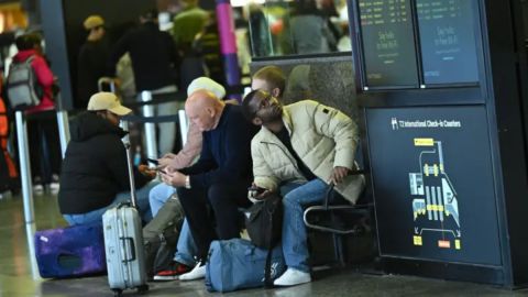 Pasajeros en todo el mundo tuvieron que esperar pacientemente las restauración de los servicios de las aerolíneas.