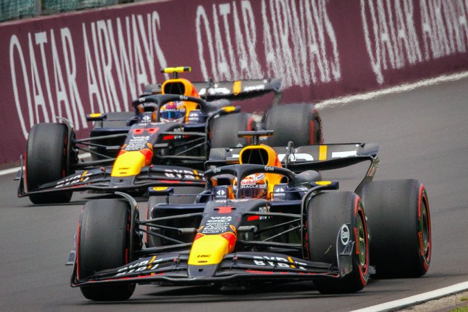 La dupla de pilotos de la escudería Red Bull, Max Verstappen y Sergio "Checo" Pérez, durante la sesión de este viernes en el circuito de Spa-Francorchamps.
