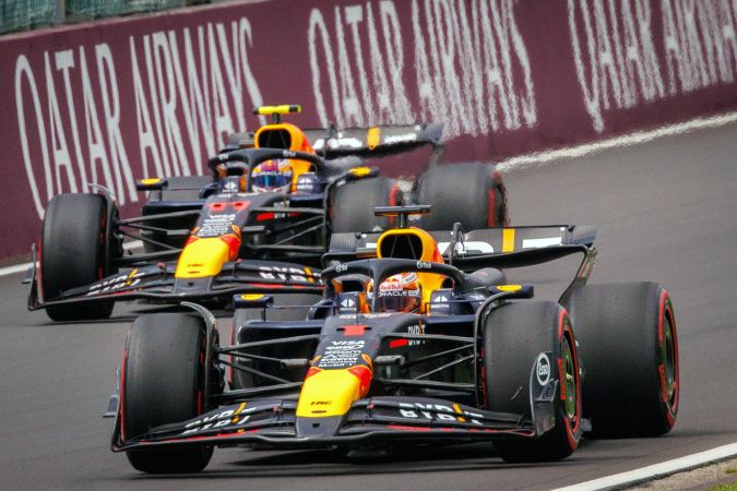 La dupla de pilotos de la escudería Red Bull, Max Verstappen y Sergio "Checo" Pérez, durante la sesión de este viernes en el circuito de Spa-Francorchamps.