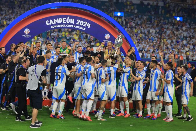 Los jugadores de la selección argentina celebrando su conquista de la Copa América 2024 en el terreno del Hard Rock Stadium de Miami.